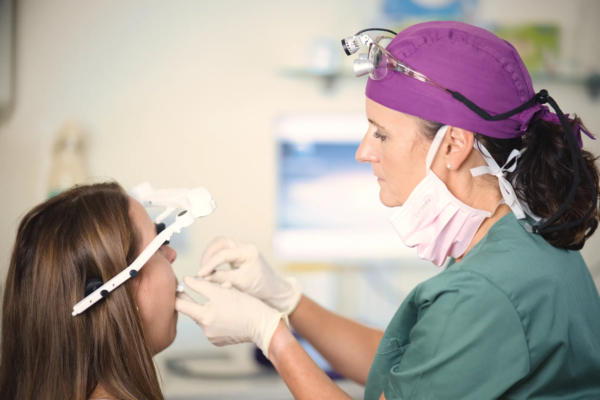 Eine Zahnärztin untersucht eine Patientin
