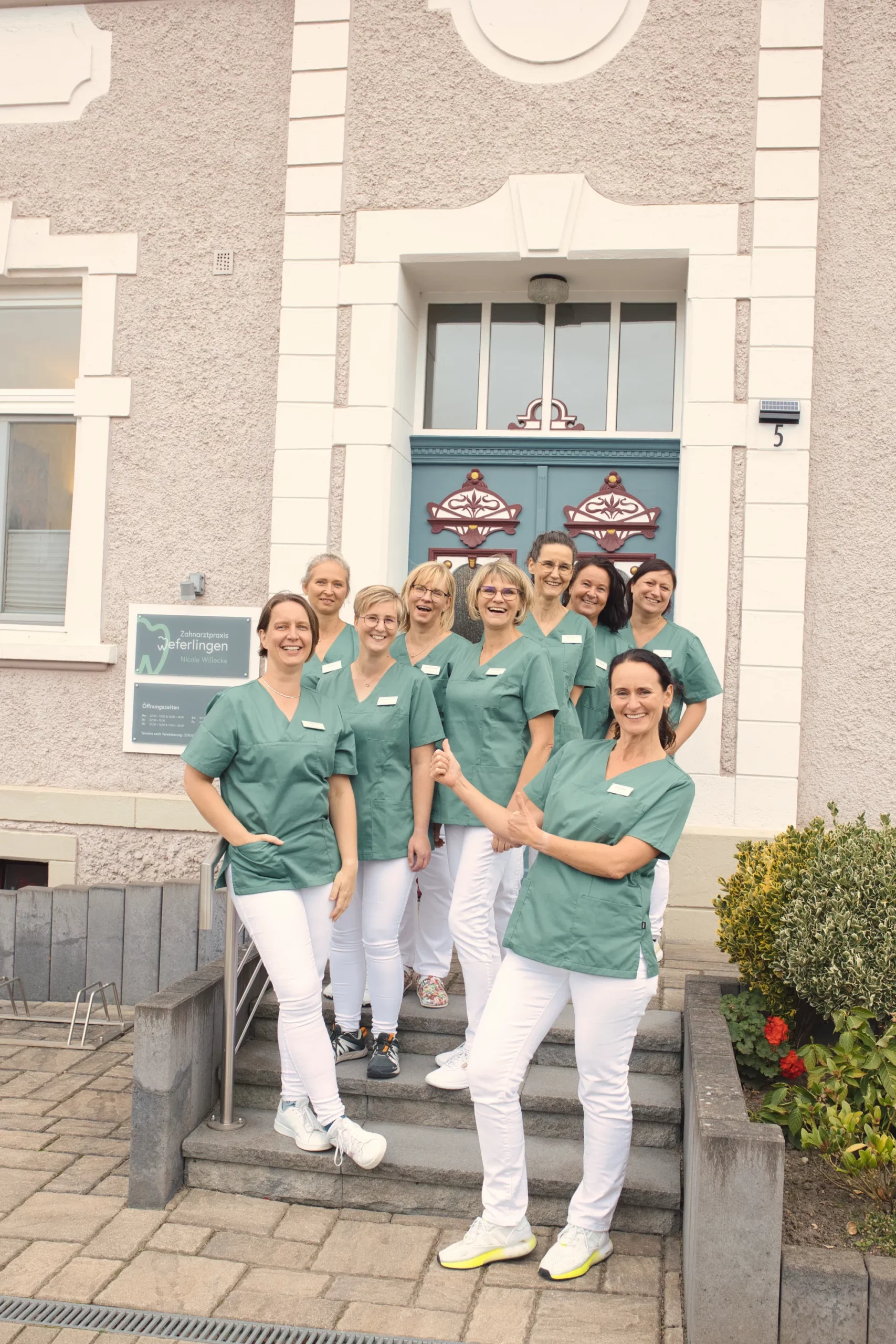 Gruppenfoto vor dem Gebäude